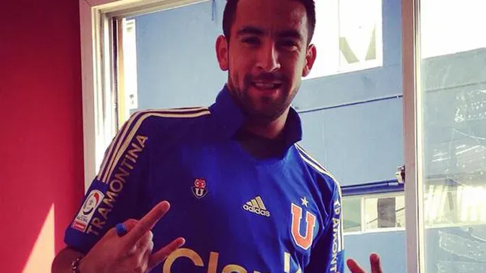 Mauricio Isla con la camiseta de U de Chile.