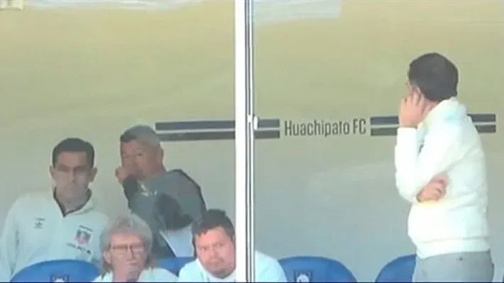 Almirón, aparentemente, dando instrucciones para Colo Colo contra Huachipato. La U debe probar la presencia de un aparato electrónico en la banca.