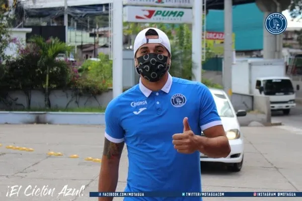 La playera del Motagua parecida a la de Cruz Azul.