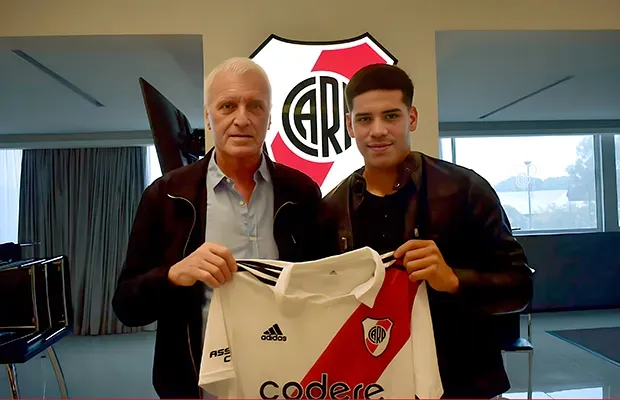 Santiago Beltrán firmó su primer contrato también junto al dirigente Eduardo Barrionuevo.