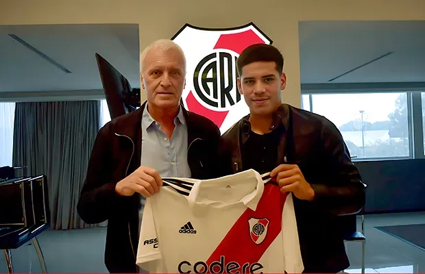 Daniel Zabala firmó su primer contrato junto al dirigente Eduardo Barrionuevo.