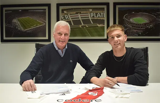 La firma de su primer contrato profesional (Foto: Prensa River)