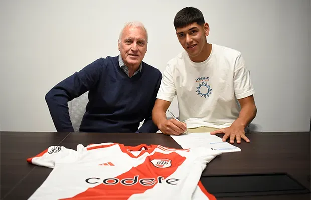 Lautaro Rivero y la firma de su primer contrato profesional (Foto: Prensa River)