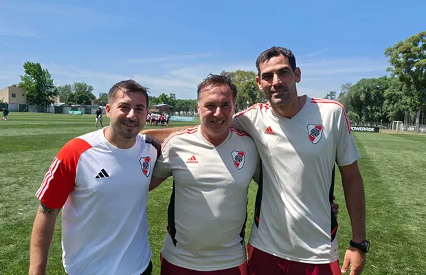 En el medio, Juanjo Borrelli, técnico campeón con la categoría 2011. (Foto: Prensa River).