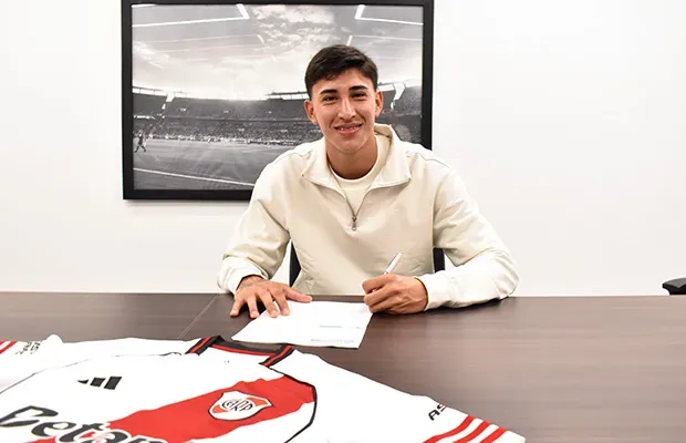 Facundo González, zaguero cenetral, puso el gancho y firmó su primer contrato horas antes de viajar a Tucumán. Quedó vinculado hasta fines de 2028.