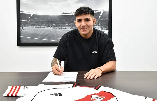 Flores renovó hace algunos meses su contrato con River hasta diciembre de 2028.