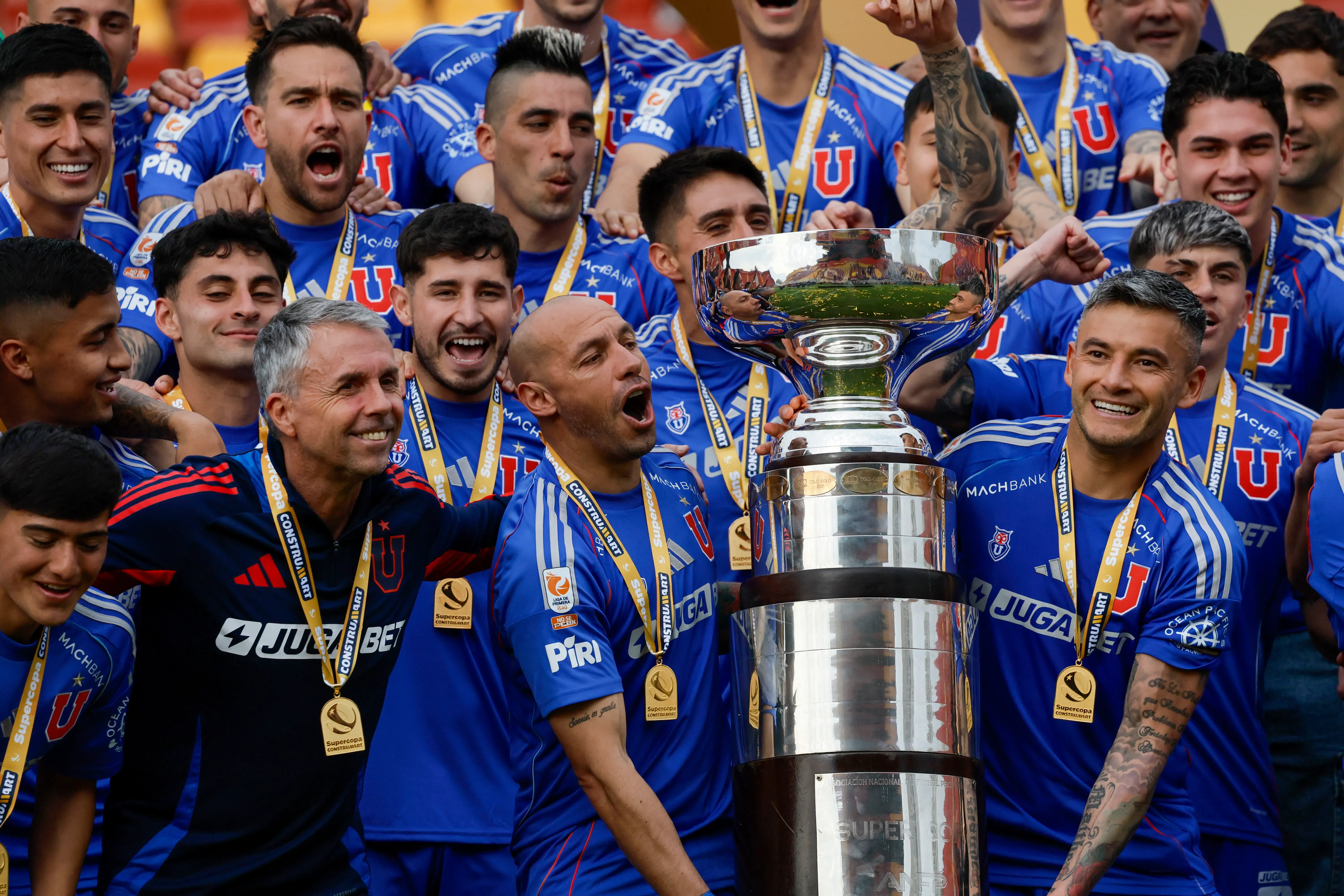 Marcelo Díaz alabó a Gustavo Álvarez, pero dejó en claro que sigue siendo DT de la U más allá de su polémica conferencia. Foto: Photosport.