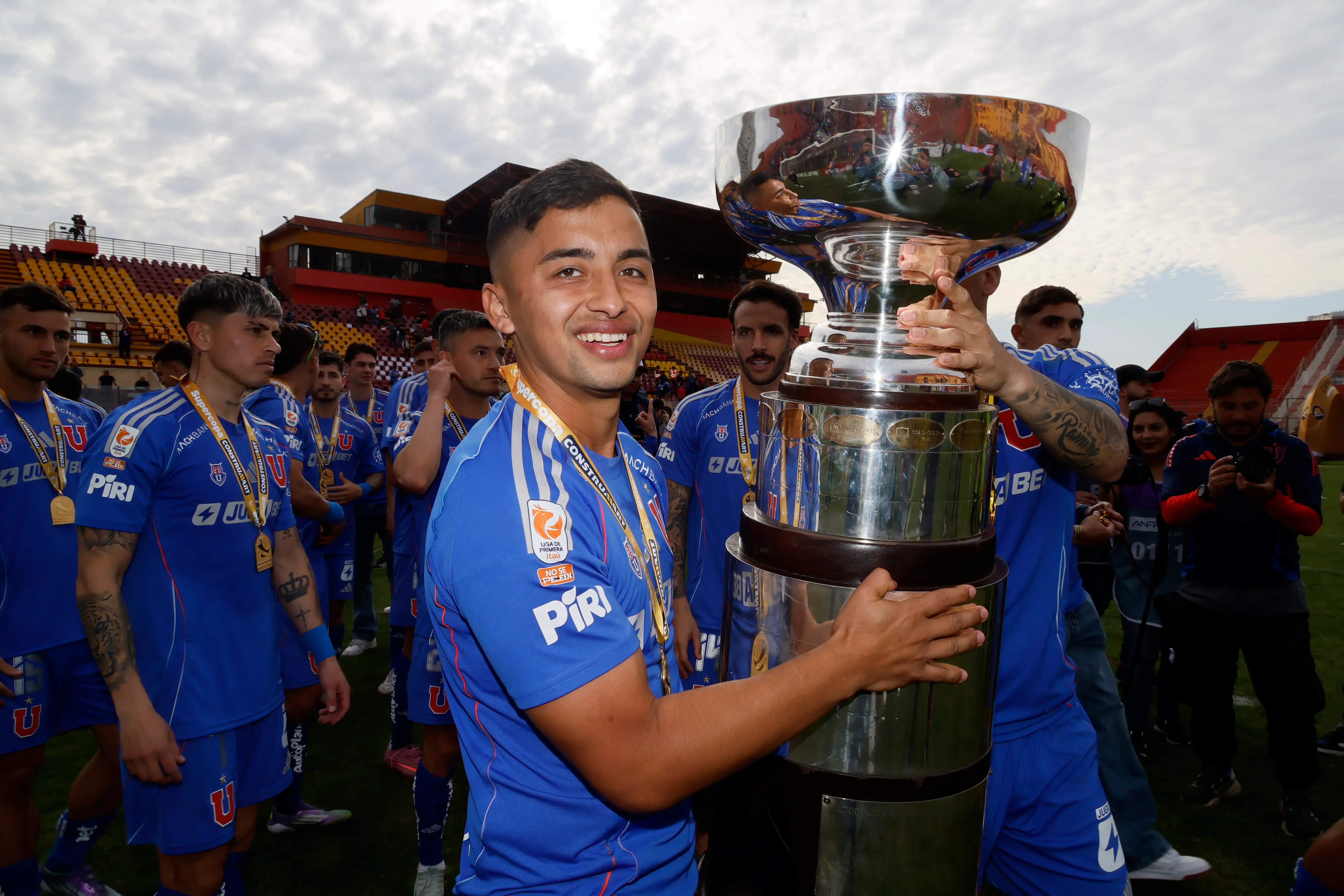 Guerra y su título de Supercopa este año /Photosport