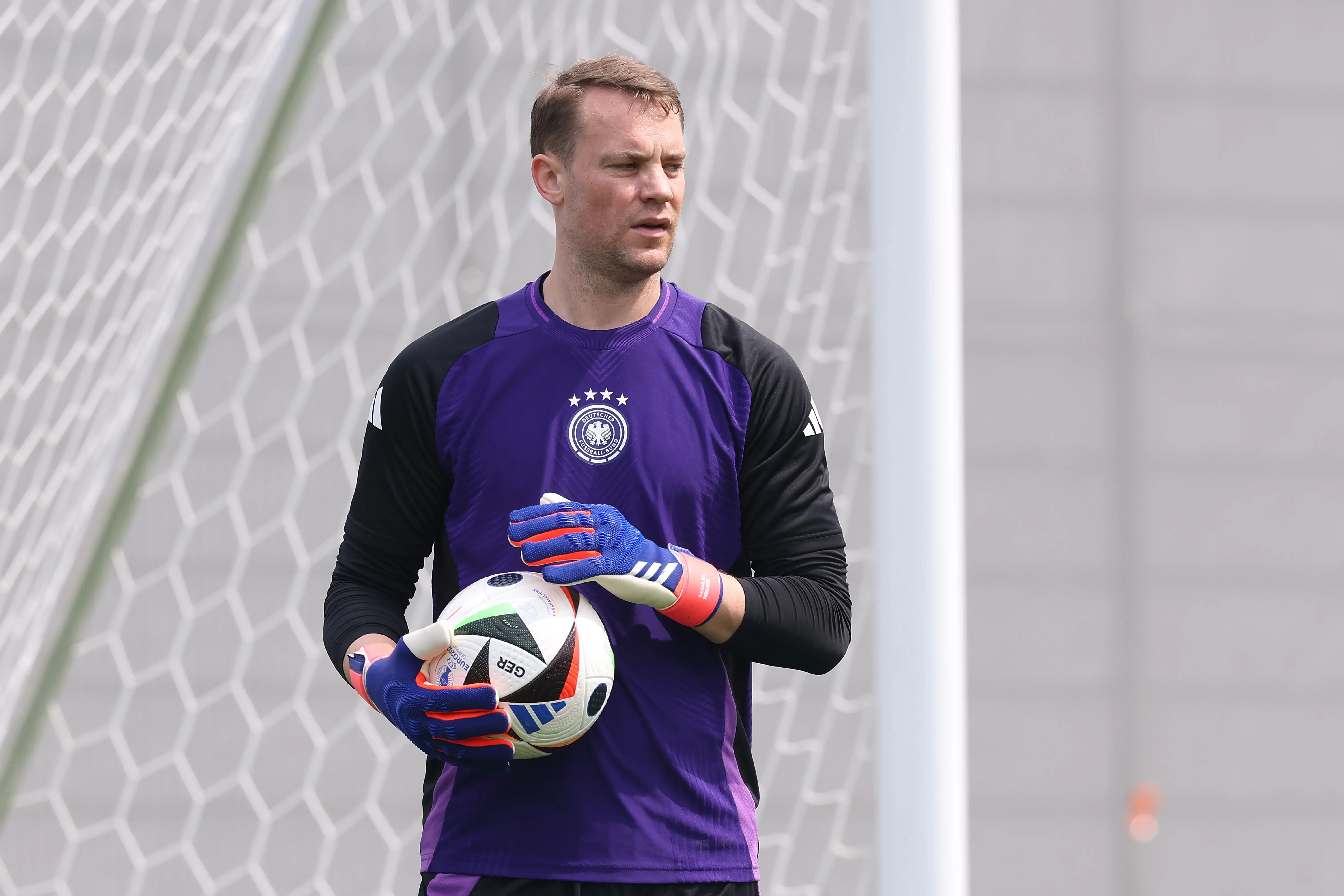 Neuer com o uniforme azul e preto durante treino da seleção alemã (Photo by Alexander Hassenstein/Getty Images)