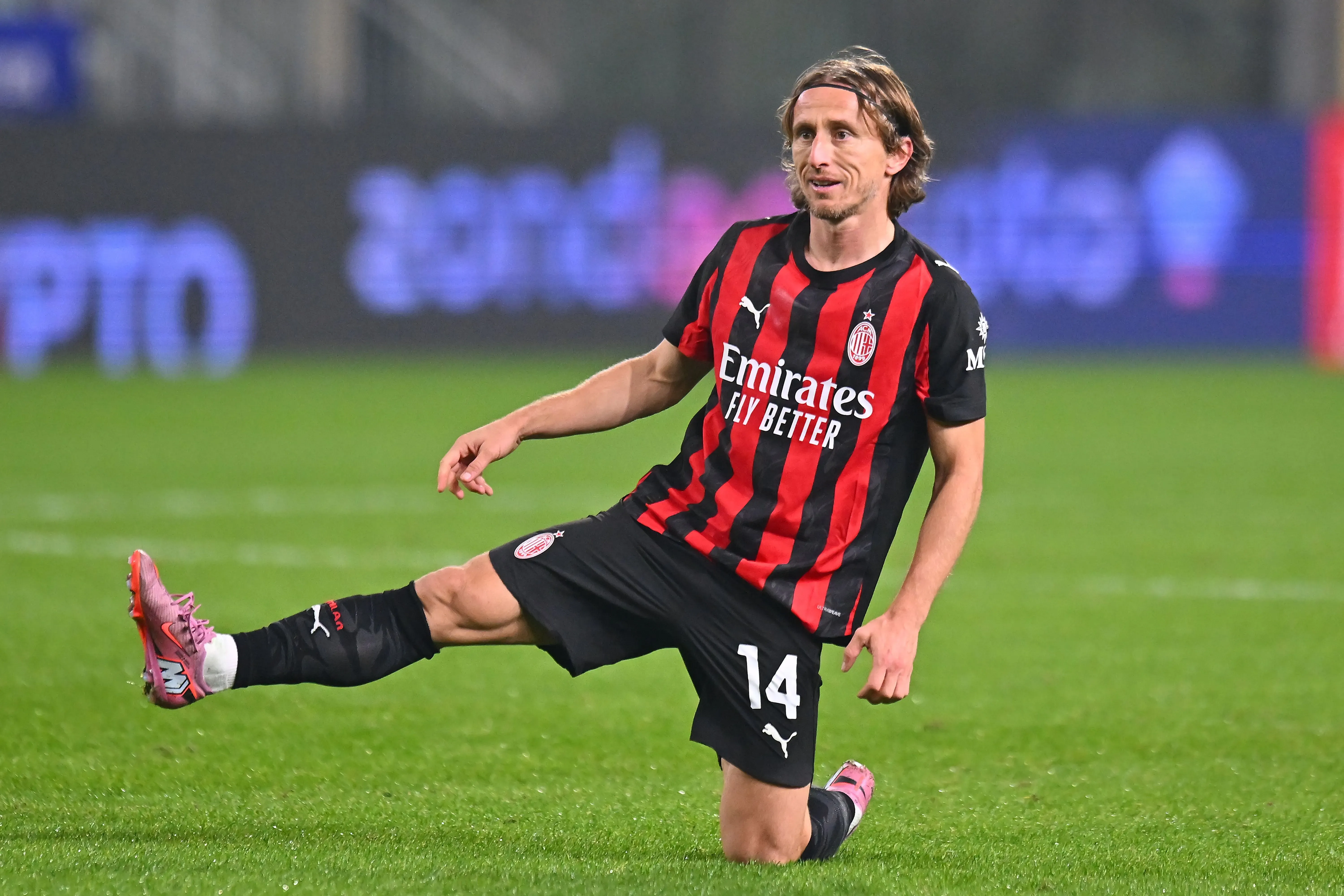Luka Modrić, do AC Milan, observa o jogo durante a partida da Serie A entre AC Milan e AS Roma no Estádio Giuseppe Meazza, em 2 de novembro de 2025, em Milão, Itália. (Foto de Marco Luzzani/Getty Images)