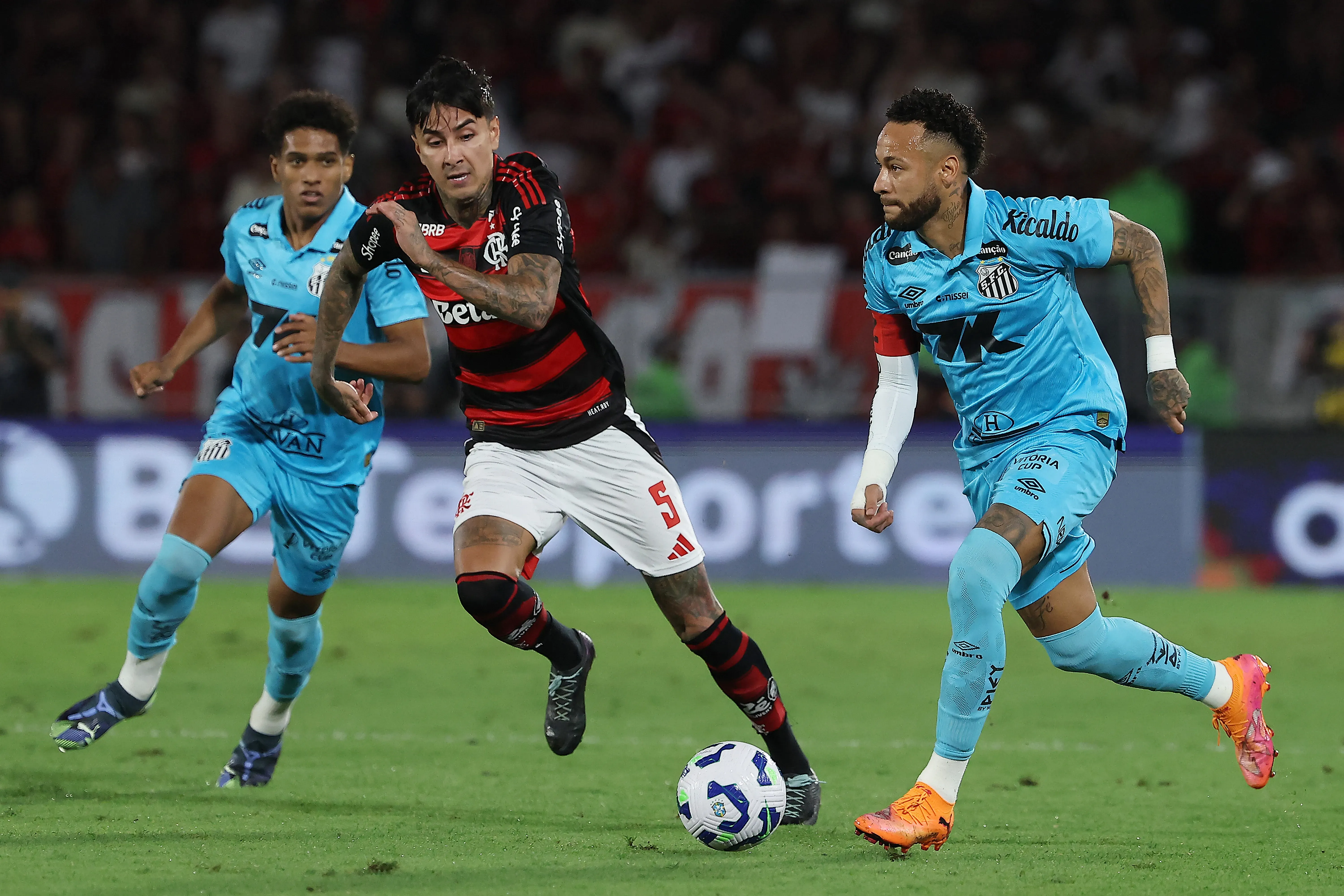 Erick Pulgar se ganó los aplausos por su marca a Neymar | Getty Images