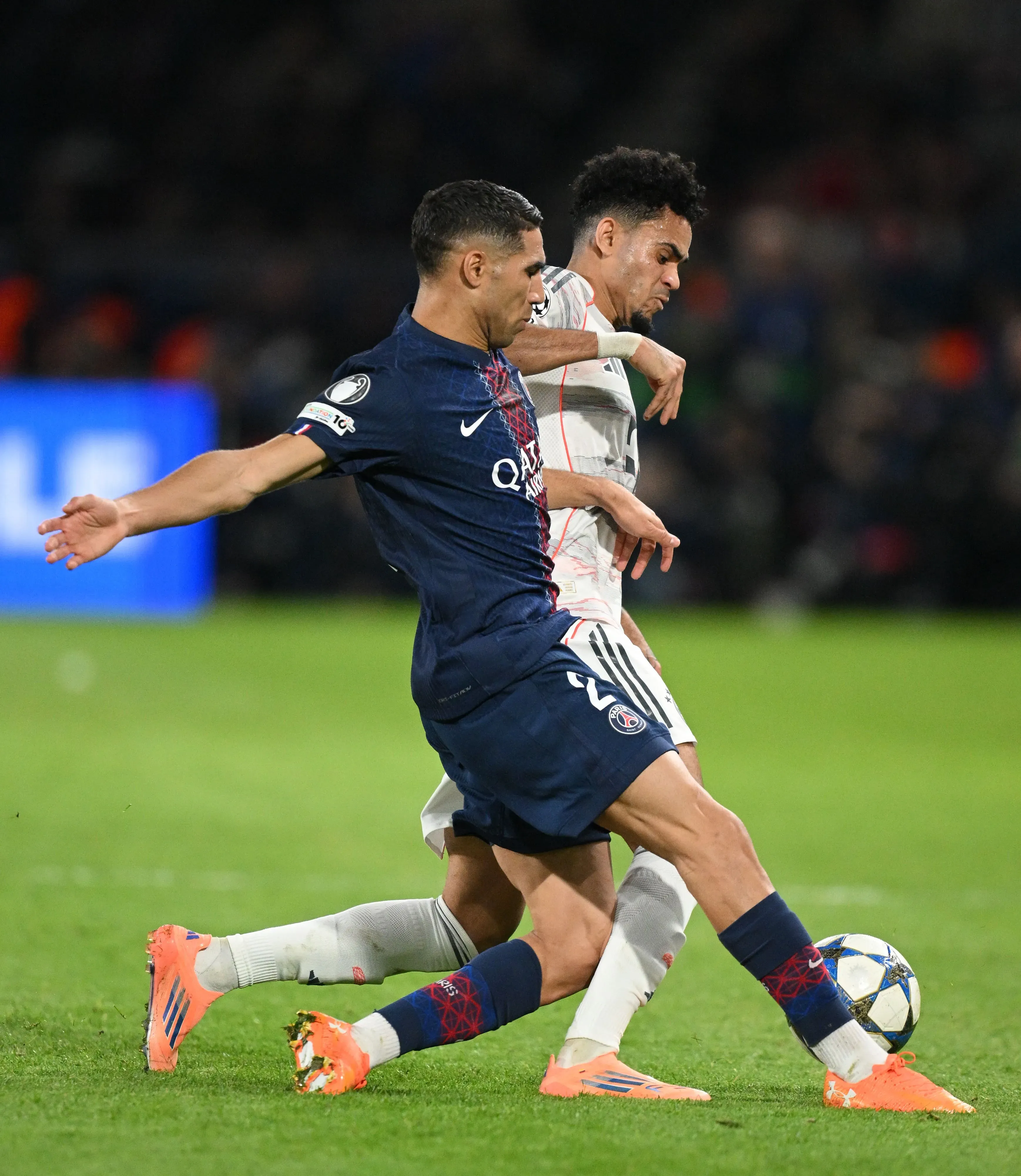 Luis Díaz lesionó a Hakimi. (Foto: GettyImages)