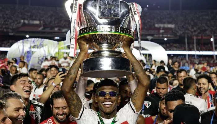 Robert Arboleda alzó la Copa de Brasil en la temporada 2022. Foto: Globo Esporte.