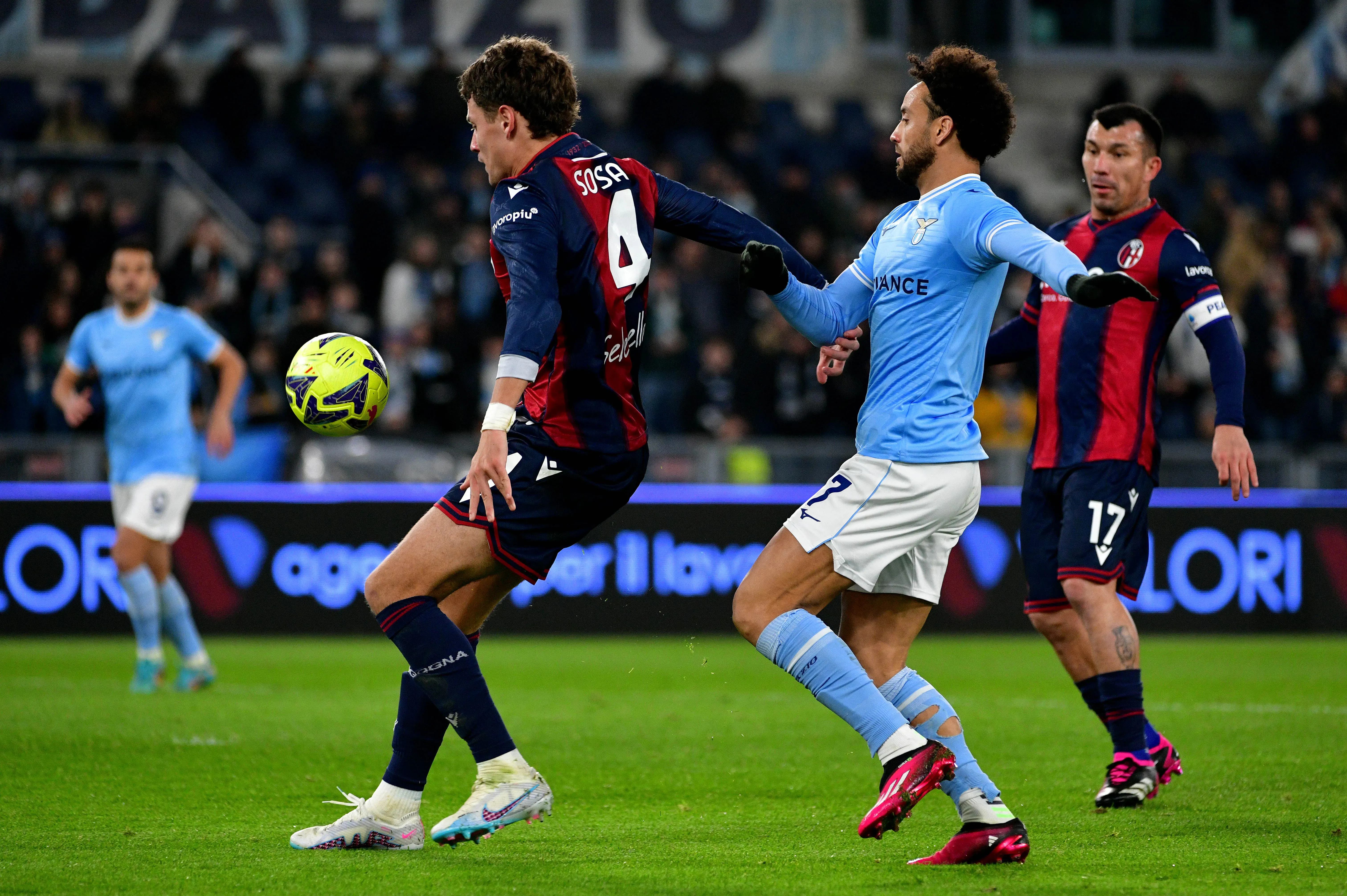 Sosa junto a Medel en el Bologna