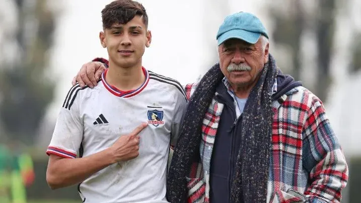 Franco Garrido, nieto de Carlos Caszely y figura de la Sub 16, siendo apoyado por su abuelo.