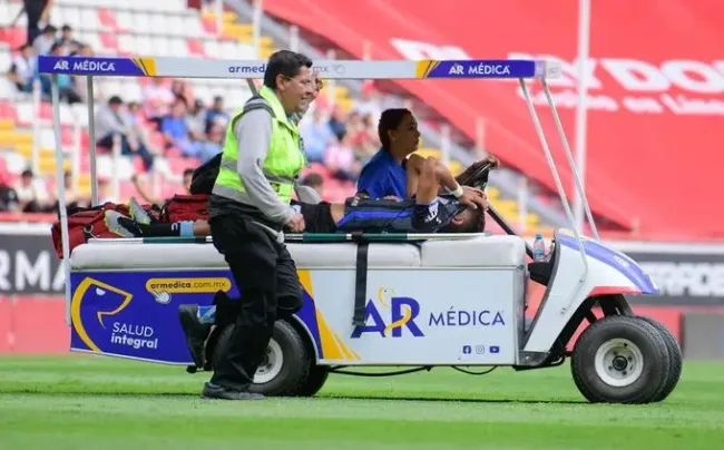 Perlaza sale de terreno de juego en ambulancia. Foto: TW Liga MX