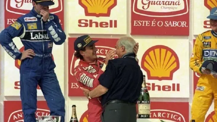 Colapinto mencionó a Senna y Fangio como los mejores de la historia de la F1. En la imagen Senna y Fangio en el GP de Brasil en 1993, archivo.