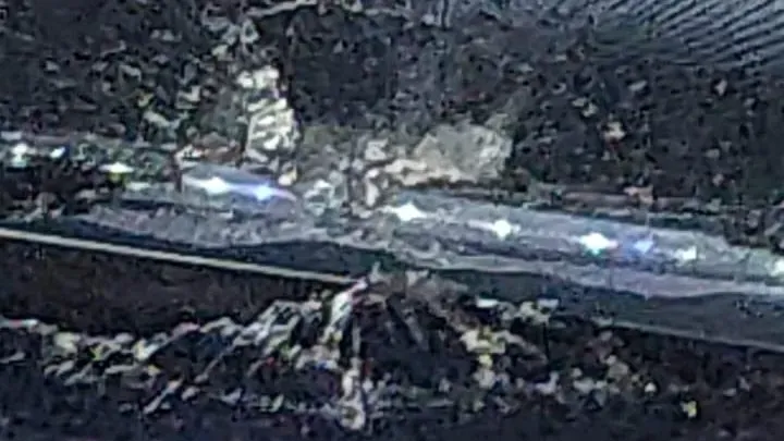 Así quedó una de las ventanas del micro de Boca por los piedrazos recibidos a metros del Nuevo Gasómetro. Foto: Fernando Presti.