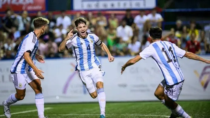 Agustín Giay celebrando un gol con la Selección Argentina.