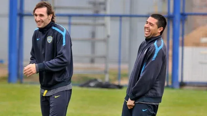 Rolando Schiavi junto a Juan Román Riquelme en su última etapa como compañeros en Boca. Foto: Clarín.