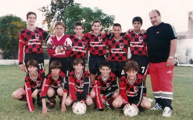 Leandro Giménez, con el N°7 en el short, y Lionel Messi, en el medio de la fila de abajo, parte de la histórica categoría 87 de Newell’s.