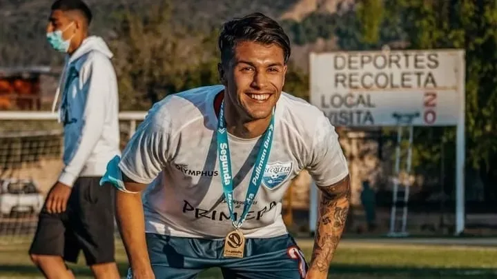 Nico Solabarrieta ganó en Deportes Recoleta el único título de su carrera, al levantar la copa de la Segunda División Profesional. | Foto: Archivo.