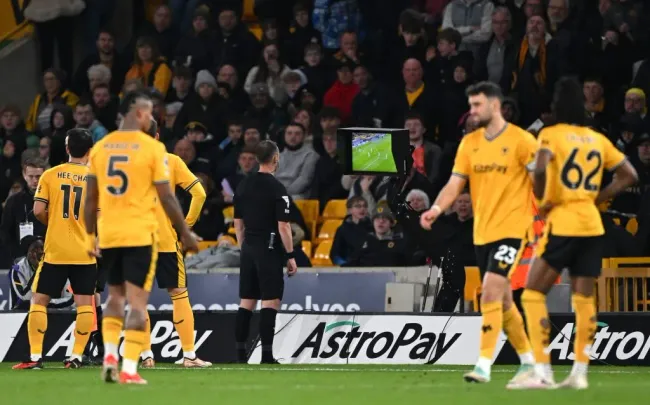 El Wolverhampton se lanzó con todo contra el VAR en Inglaterra. ¿Llegará el fin de esta herramienta en la Premier League? | Foto: Getty Images.