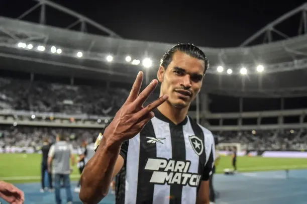 Danilo Barbosa jogador do Botafogo comemora vitoria ao final da partida contra o Coritiba no estadio Engenhao pelo campeonato Brasileiro A 2023. Thiago Ribeiro/AGIF