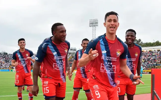 Miguel Parrales con la camiseta de El Nacional en el 2017. Foto: Getty.