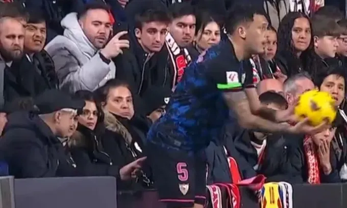 La agresión a Ocampos fue registrada por las cámaras de la trasmisión.