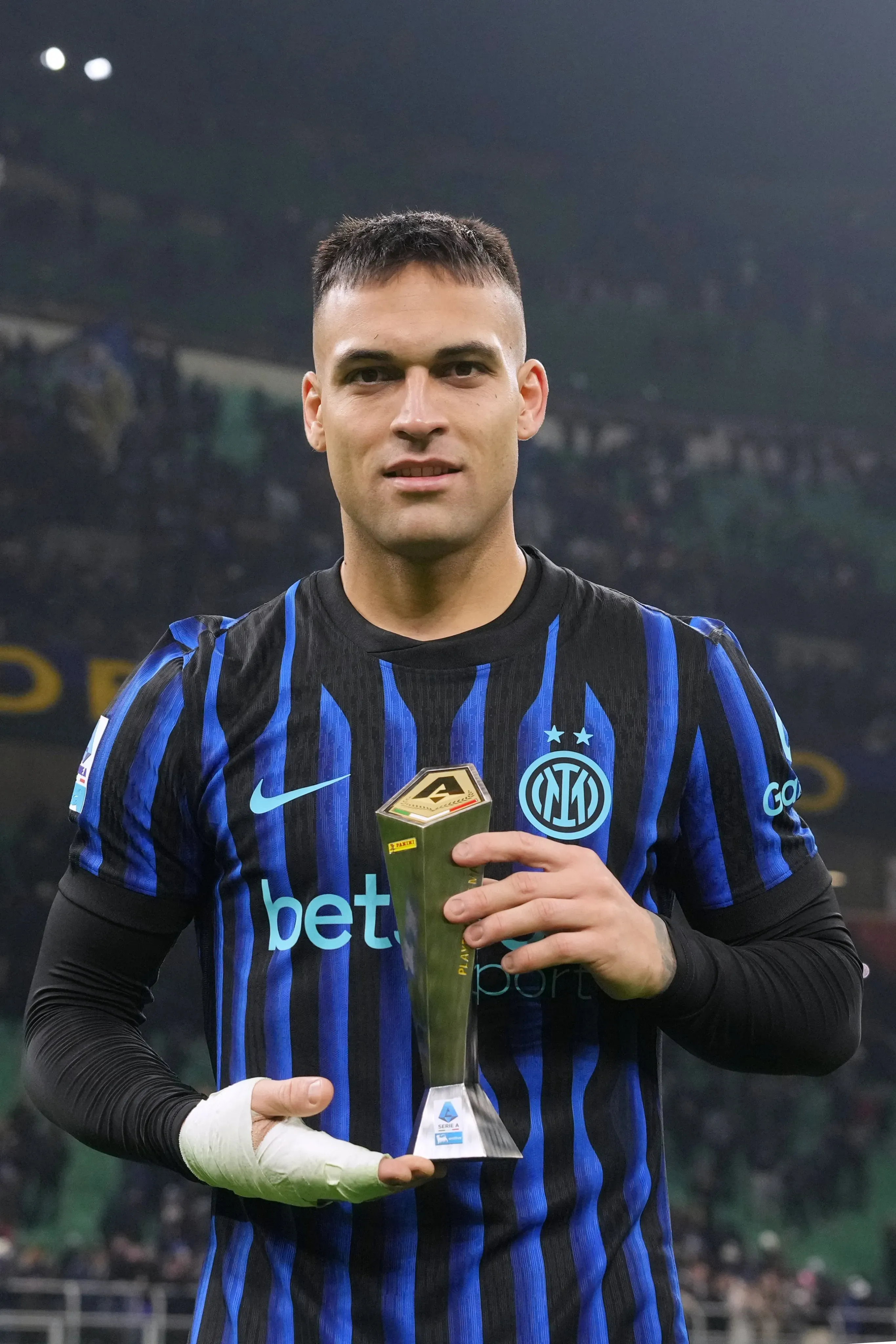 Lautaro Martínez con el premio MVP del Inter vs. Bologna.