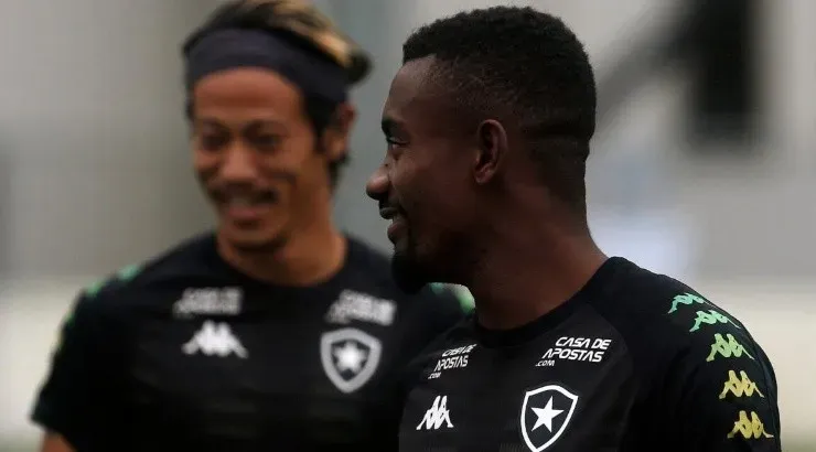 Honda e Kalou serão titulares – Foto: Vitor Silva/Botafogo.