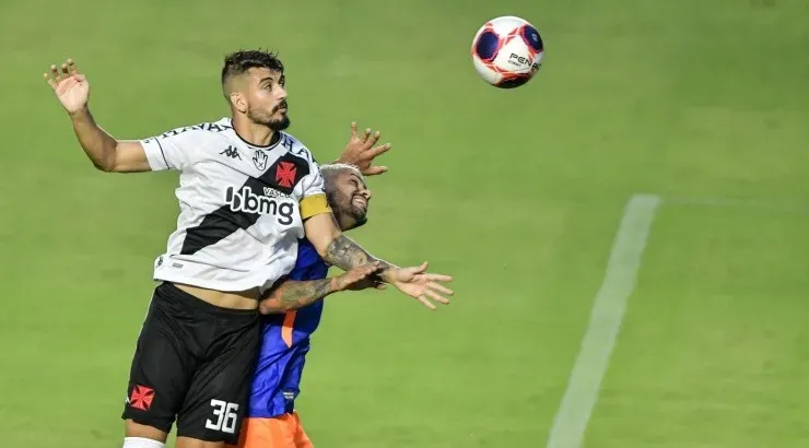 Equipe vem sofrendo com as bolas aéreas – Foto: Thiago Ribeiro/AGIF.