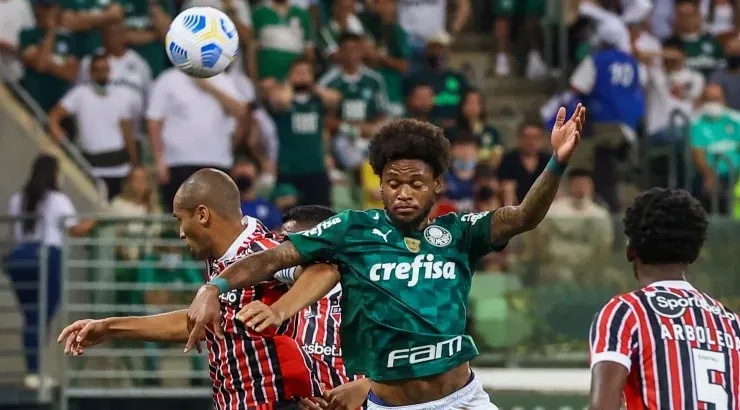 Foto: Marcello Zambrana/AGIF – Luiz Adriano foi xingado após ser substituído contra o São Paulo.