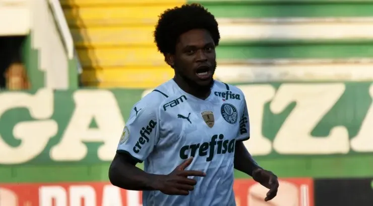 Foto: Renato Padilha/AGIF – Luiz Adriano está incluído na lista de oferecidos.
