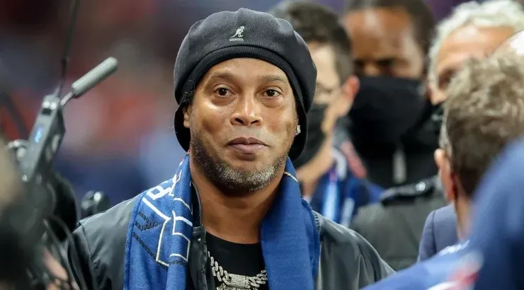 (Photo by Herman Dingler/BSR Agency/Getty Images) – Ronaldinho pendurou as chuteiras há anos.