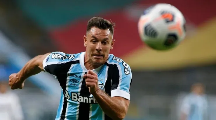 (Photo by Silvio Avila/Getty Images) – Churín pode deixar o Grêmio.