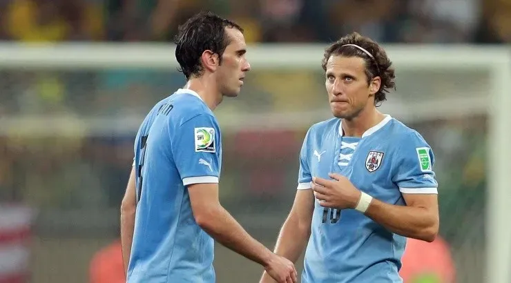 (Photo by Scott Heavey/Getty Images) – Godín e Forlán jogaram juntos pelo Uruguai.