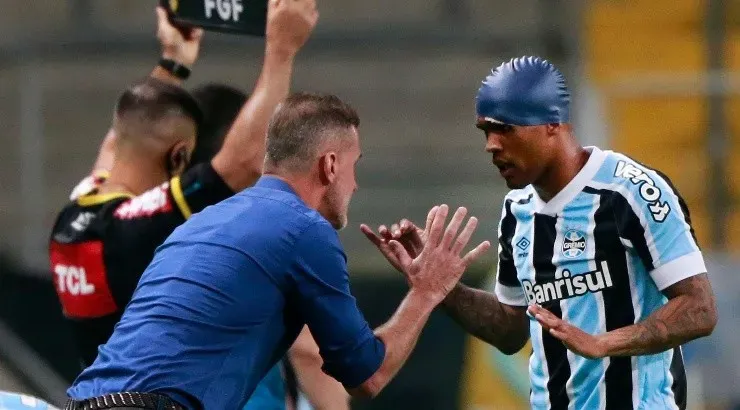 (Photo by Silvio Avila/Getty Images) – Douglas Costa não deixa saudades nos torcedores do Grêmio.