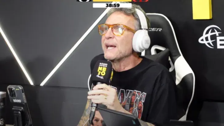 Craque Neto durante transmissão da sua rádio. (Foto: Reprodução / Youtube)