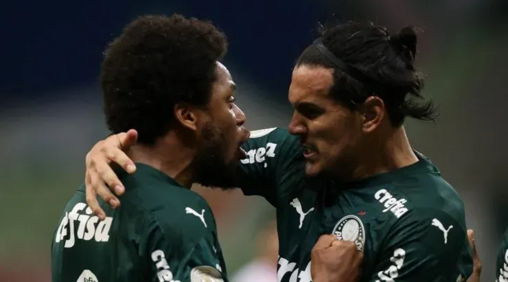 Luiz Adriano e Gustavo Gomez, ilhas de eficiência no time palmeirenses, comemoram gol da jogada que salvou a rodada para o Verdão (Foto: César Greco/ Ag. Palmeiras)