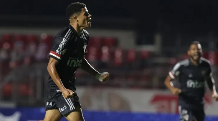 Gabriel Sara é titular absoluto com Diniz – Foto: Rubens Chiri/SPFC.