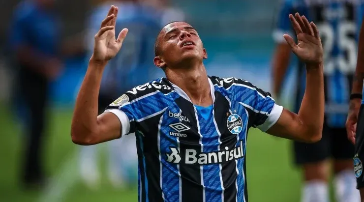Vanderson: emoção do primeiro gol pelo profissional (Foto: Lucas Uebel/Grêmio/Divulgação)