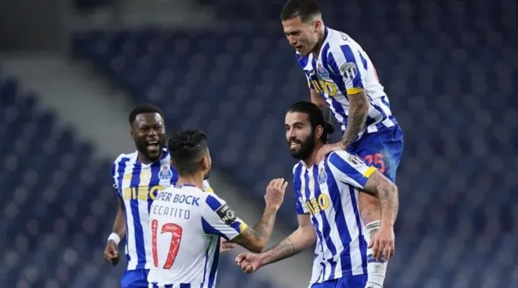 Jogadores do Porto comemoram gol (Foto: Reprodução/Facebook/FC Porto)