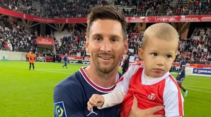 Lionel Messi, junto com o filho de Rajkovic (Foto: Reprodução)