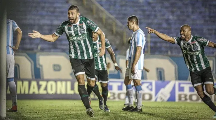 Luciano Castan: marcou o gol da vitória (Foto: Divulgação/Coritiba)