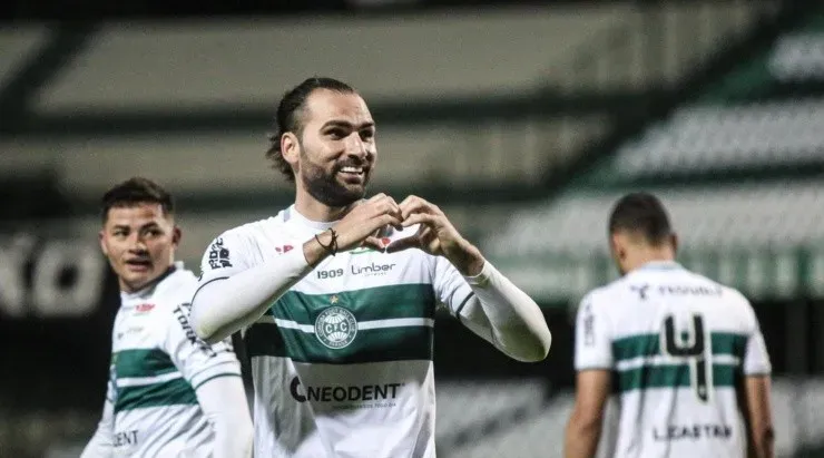 Léo Gamalho: chegou a 11 gols e se igualou a Edu, do Brusque, na artilharia da Série B (Foto: Divulgação/Coritiba)