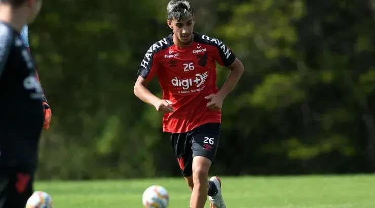 Pedrinho: artilheiro do time no Paranaense com três gols volta ao time (Foto: Cahuê Miranda/Site Oficial do Athletico-PR/Divulgação)