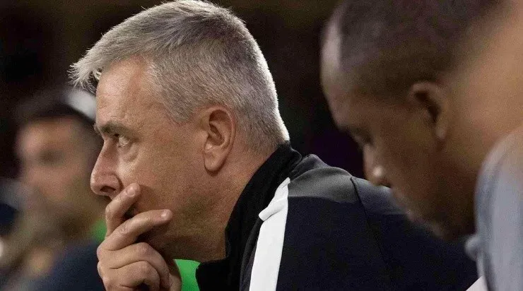 treinador vem de quatro maus resultados, mas tenta mudar a filosofia de jogo do Corinthians