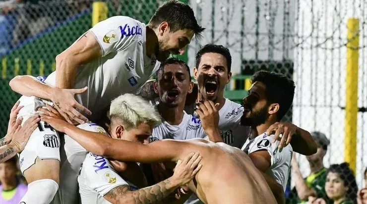 Jogadores do Santos comemoram o gol da virada